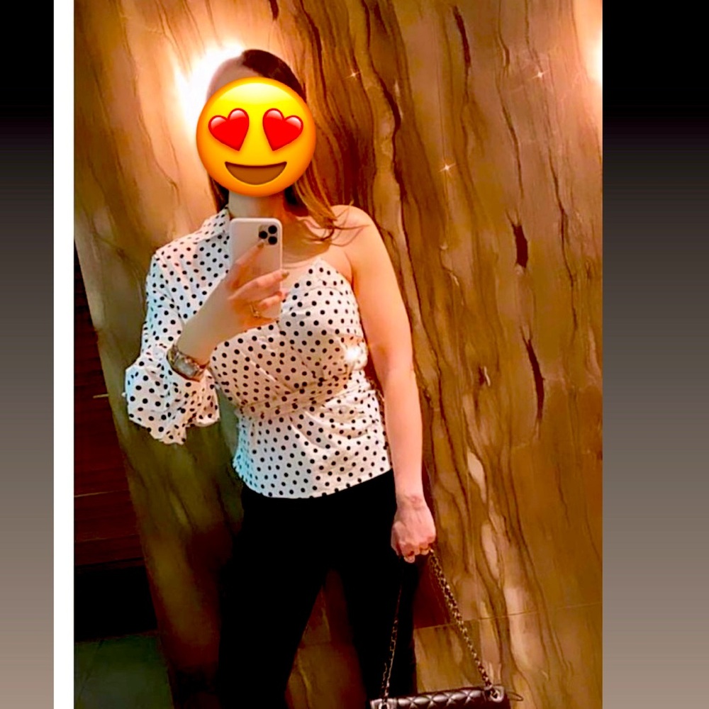 One shoulder poka dot top